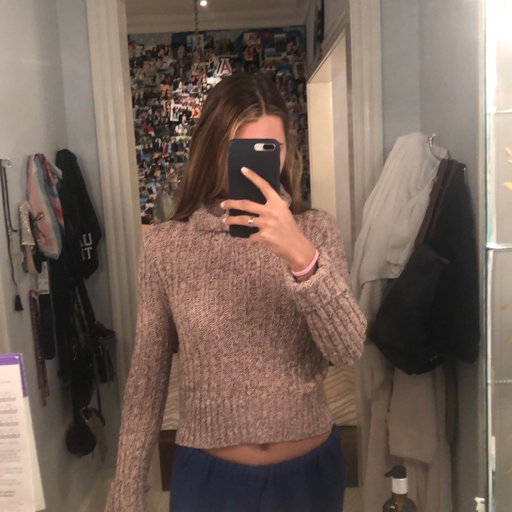 Cropped turtle neck! Super flattering